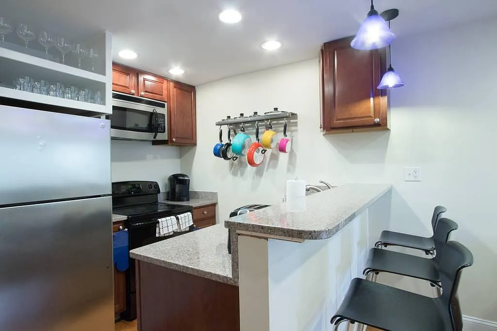 2 bed, 700 sqft, $2,590 — Photo 3