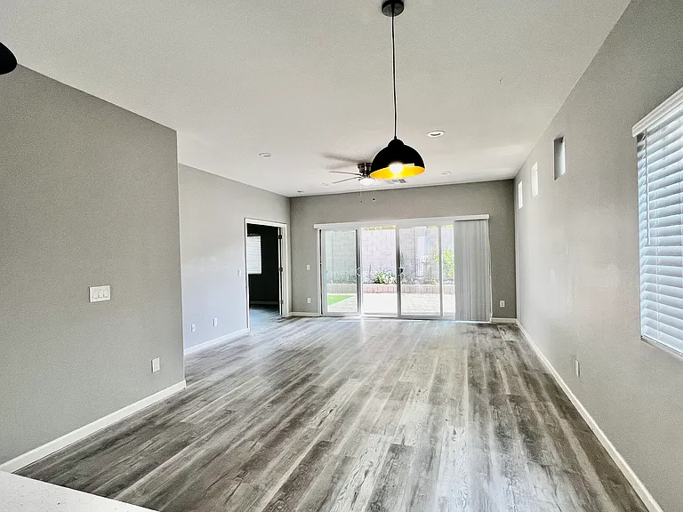 8017 S 6th Dr — Photo 2