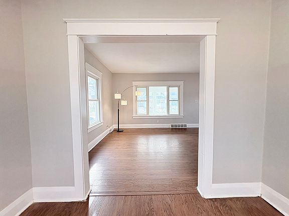 5th image of 905 Ogden Ave