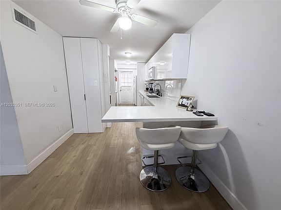 3rd image of 301 Bonaventure Blvd APT 7