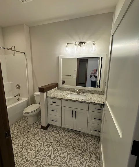 Upstairs Full Bathroom