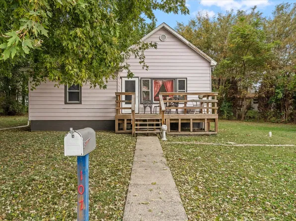 107 E Olive St, Farmer City, IL 61842