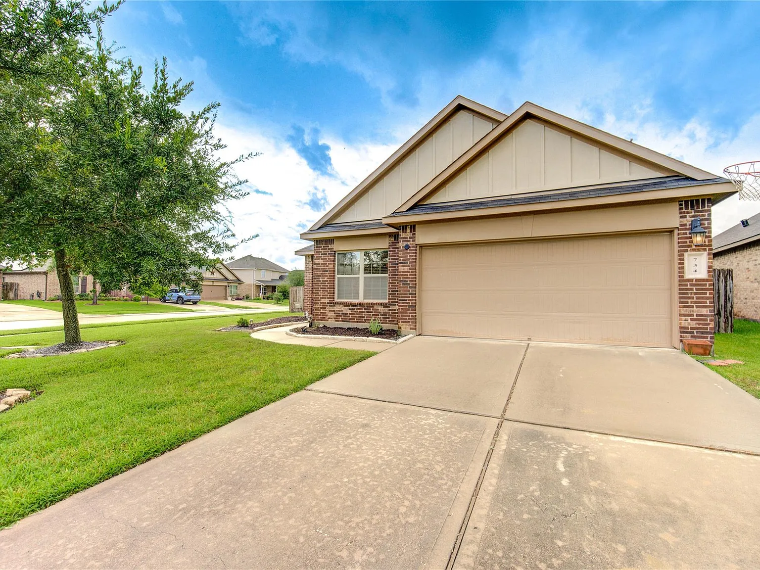 4 bed, 2.0 bath, 2053 sqft, $2,195 — Photo 3