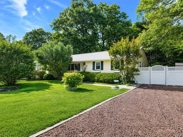 20 Loretta Court, Coram, NY 11727