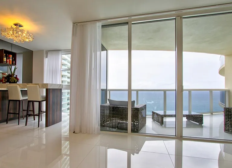 18911 Collins Ave — Photo 2