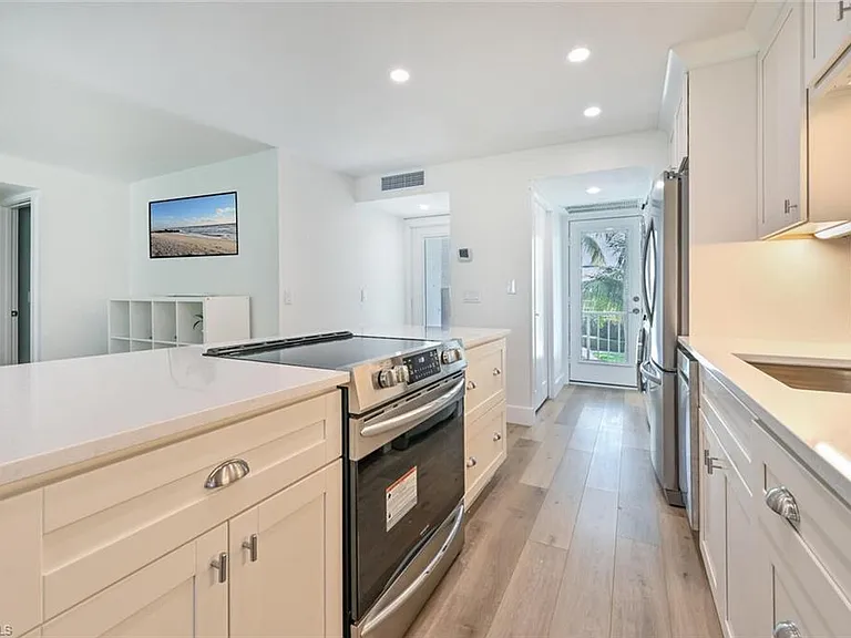 250 7th Ave S #202 — Photo 8