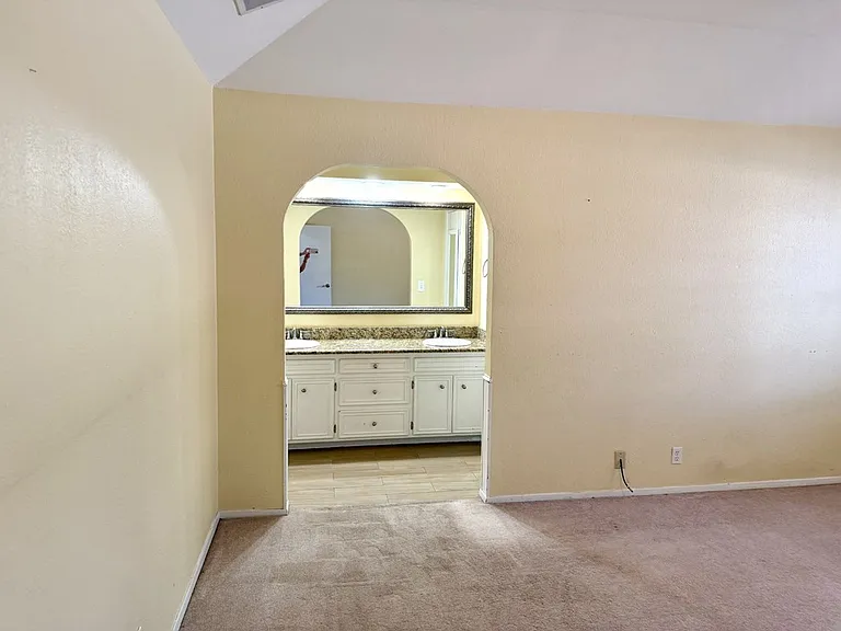 4211 Russell Dr — Photo 12