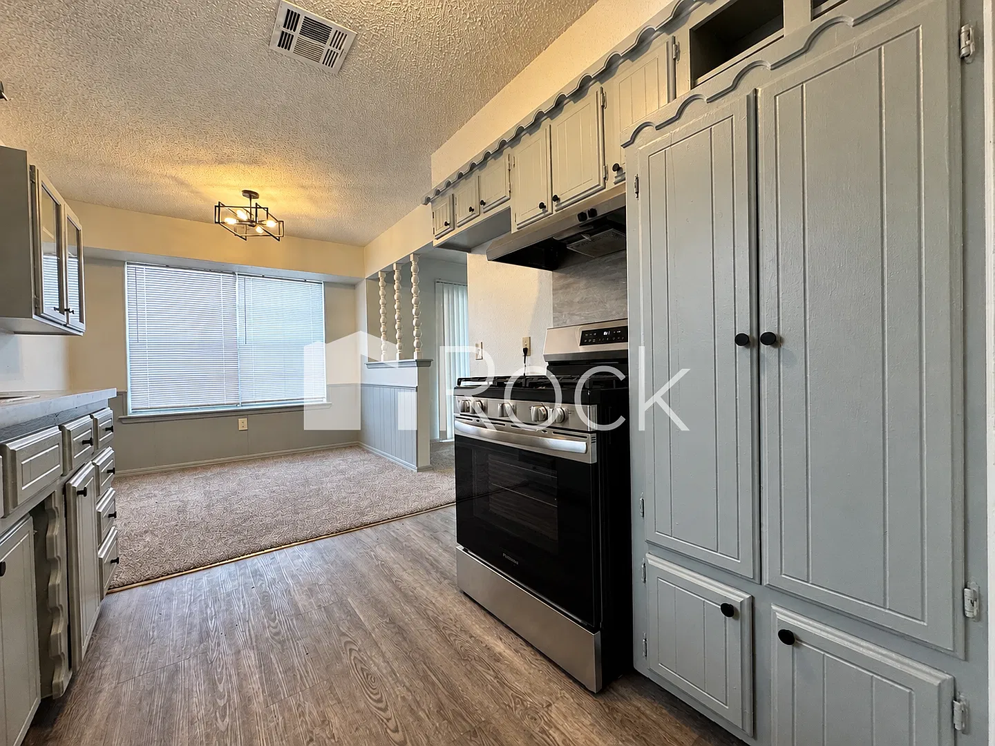 3 Bedroom in a Great Central Location! — Photo 3
