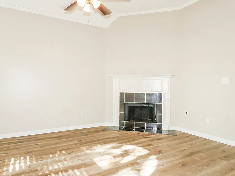 600 Ashley Glen Cir W — Photo 5