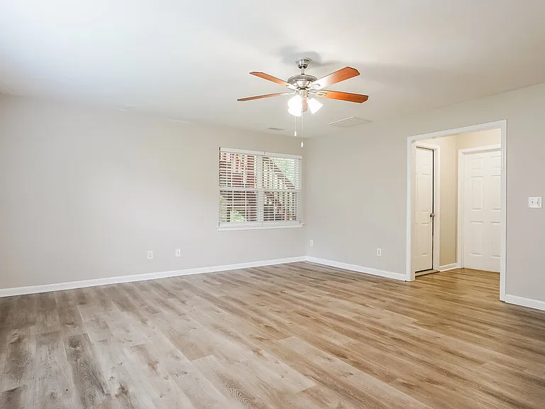 2826 Filbert St — Photo 9
