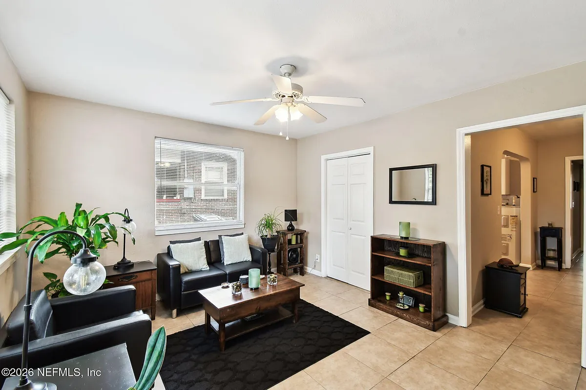 Building Photo - 828 Acosta St #1