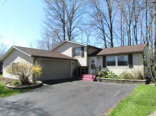 1260 Cedarwood Dr, Mineral Ridge, OH