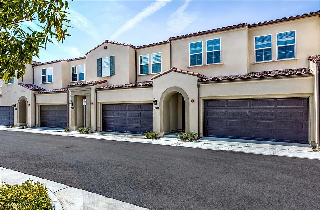 3 bed, 2.5 bath, 1701 sqft, $4,700 — Photo 2
