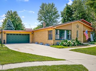 709 Cambridge Rd, South Elgin, IL 60177