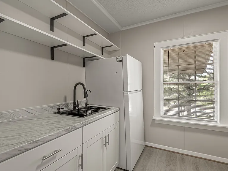 811 Sam Houston Ave #B — Photo 5