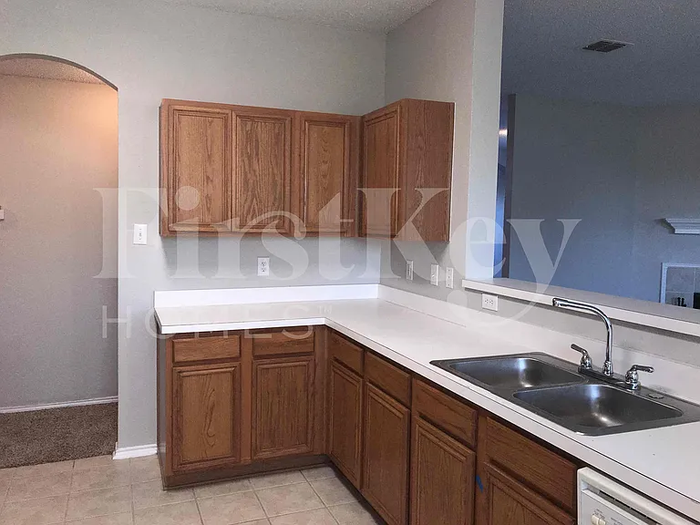 429 W Clover Park Dr — Photo 15