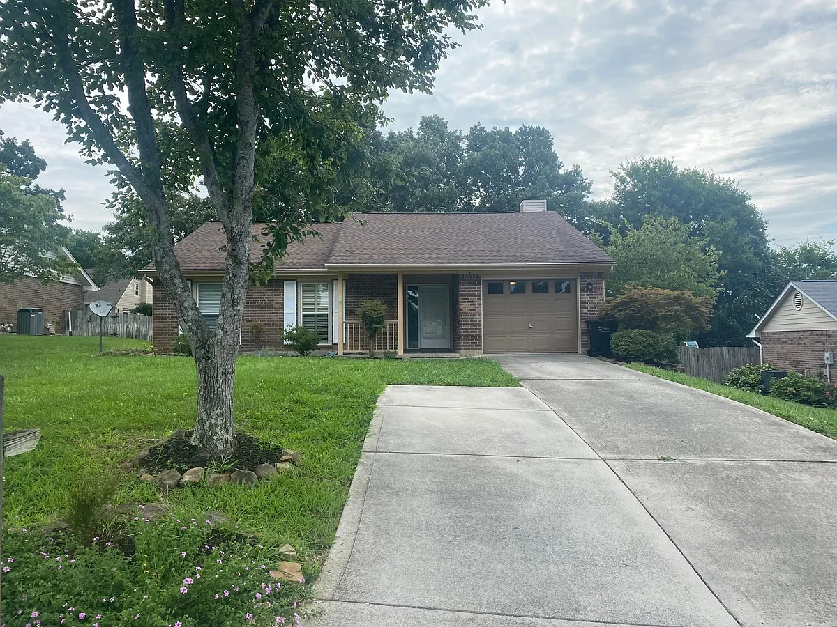 Building Photo - 1424 Clear Brook Dr
