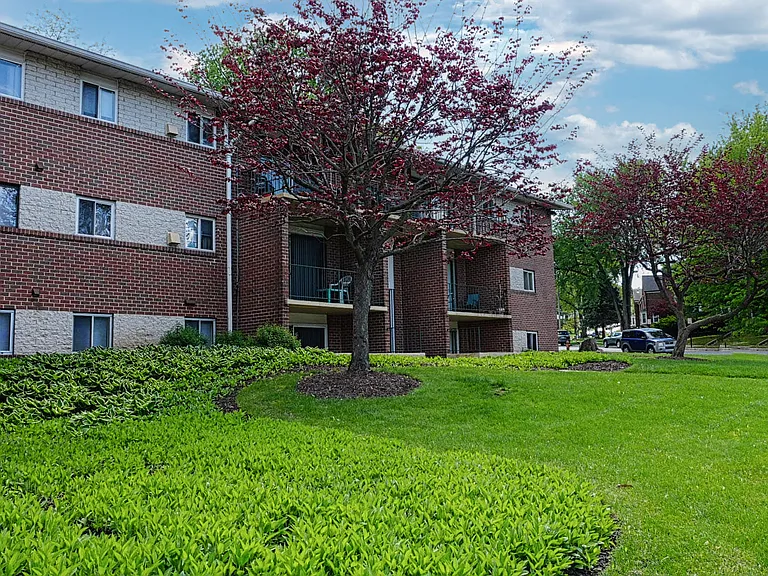 Edmondson Park Apartments — Photo 2