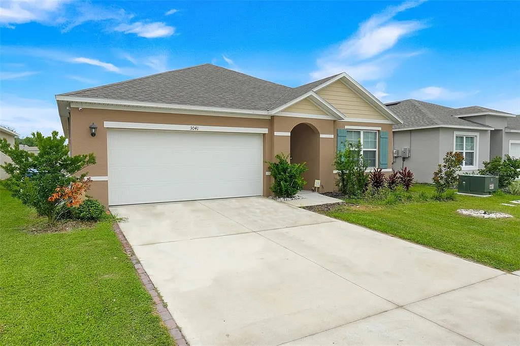 3 bed, 2.0 bath, 1669 sqft, $2,000 — Photo 2