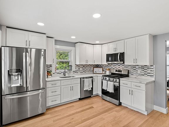 3rd image of 17 Maple St
