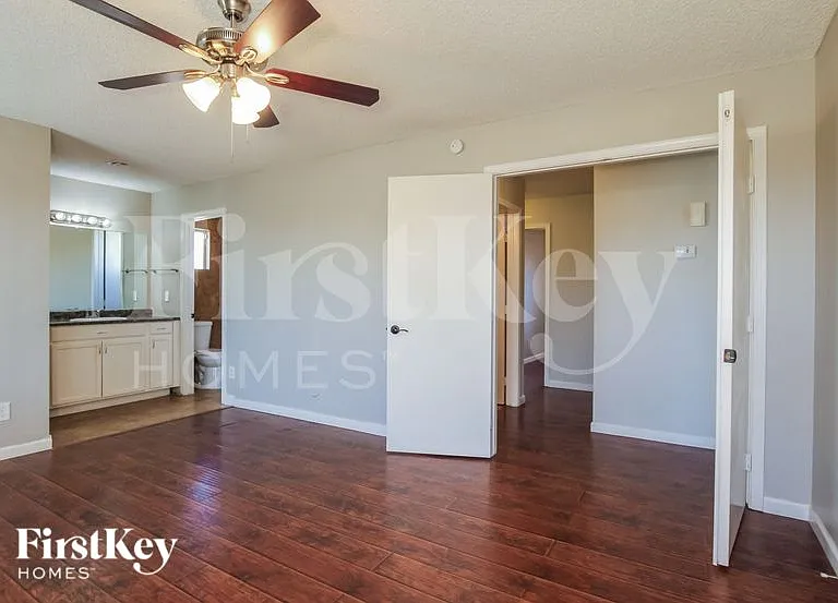 515 E Renee Dr — Photo 8