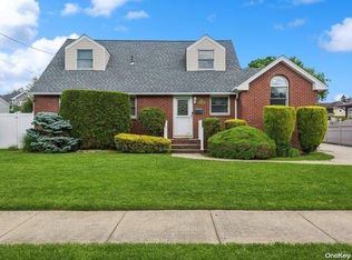 1767 Gildersleeve St, Merrick, NY 11566