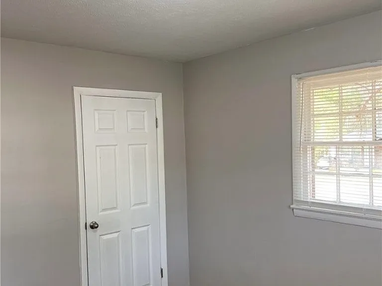 1445 Thelbert Dr — Photo 17
