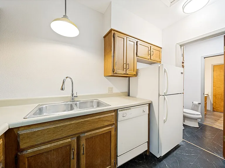 415 Albany St #F — Photo 13