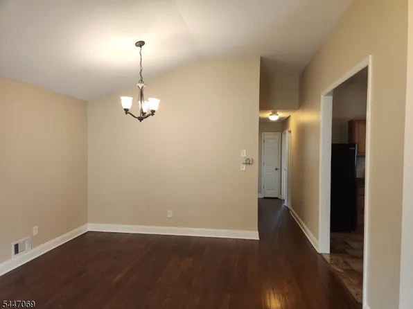 112 Brentwood Rd, Raritan, NJ 08869