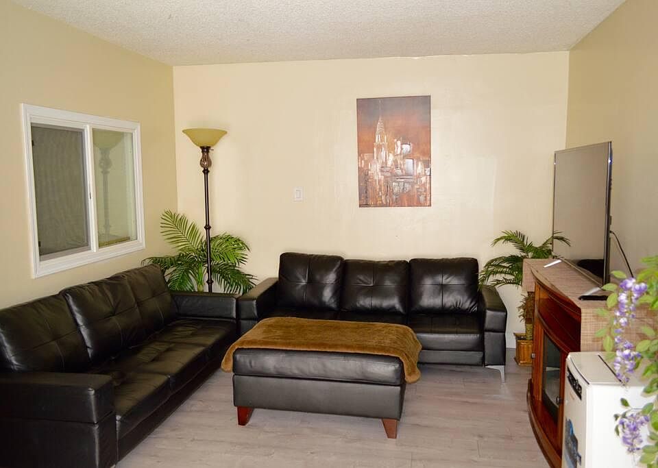 Spacious living room with amazing 55" TV screen.