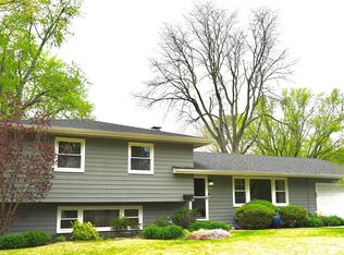 211 Sandalwood Dr, Naperville, IL 60540