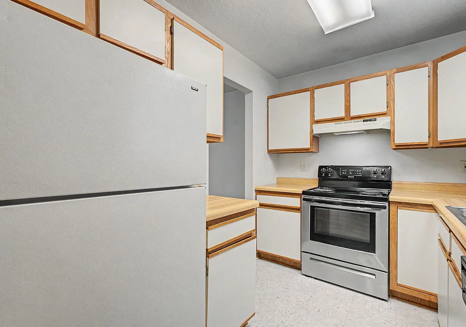Cozy 2-Bedroom, 1-Bathroom Townhouse with Washer/Dryer in a Quiet, Relaxing Setting — Photo 2