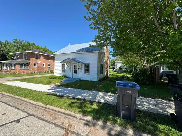 206 W Sessions St, Waupaca, WI 54981