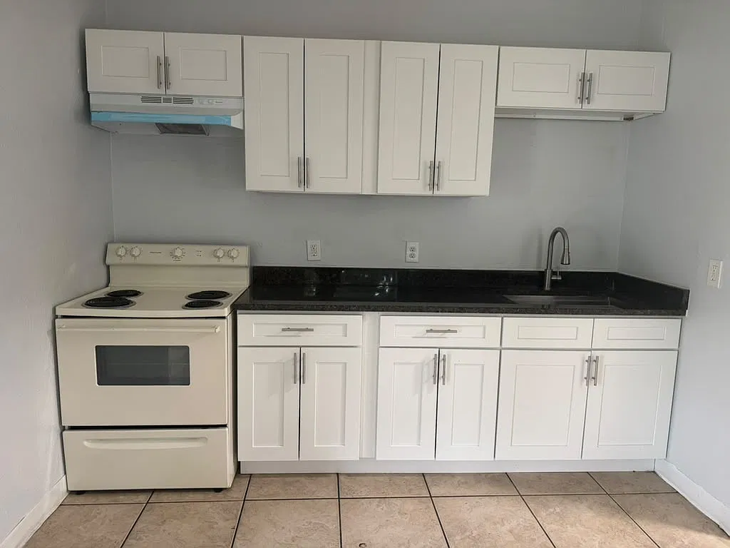 3 bed, 800 sqft, $2,000 — Photo 1