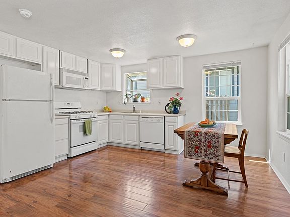 5th image of 93 W Oak Street