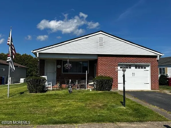 8 La Terraza Drive, Toms River, NJ 08757