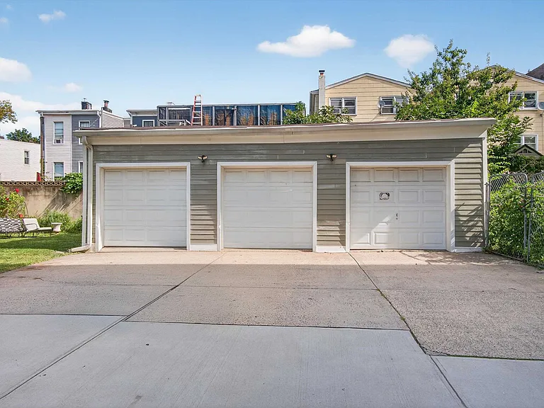 70 Sherman Pl — Photo 23