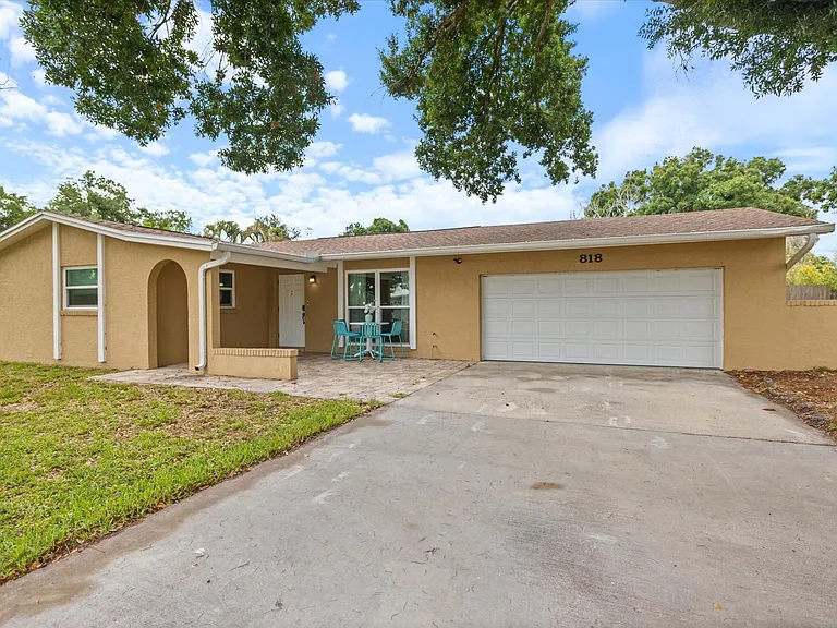 818 Plum Tree Ln — Photo 2