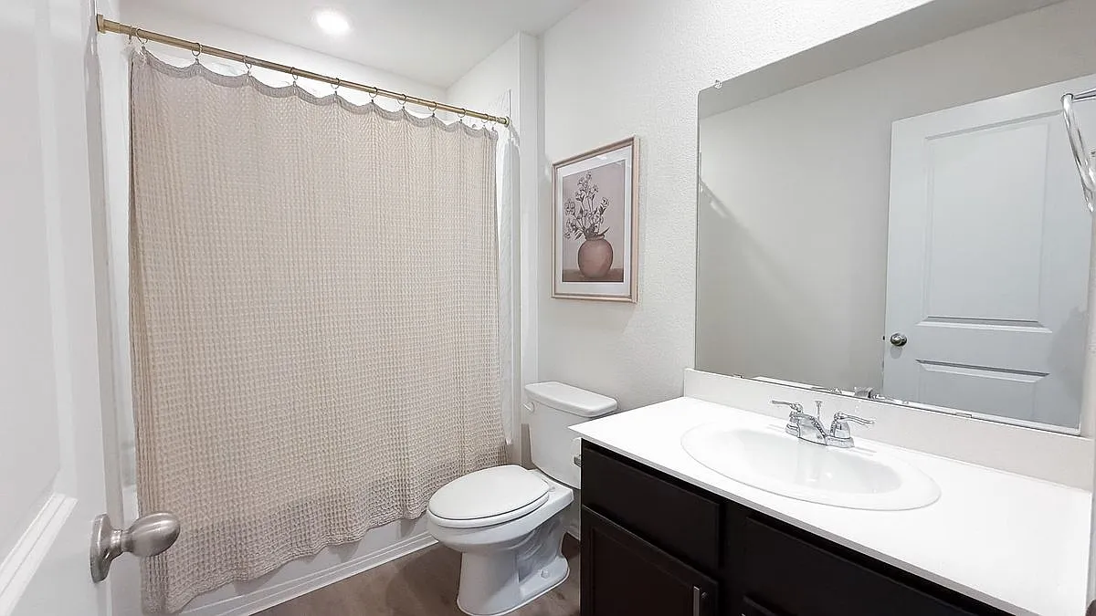 3 bed, 2.0 bath, 1253 sqft, $2,000 — Photo 2
