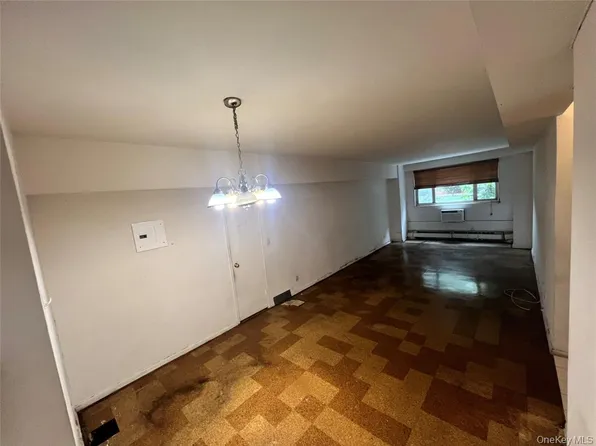 52-30 39th Drive image 3 of 20