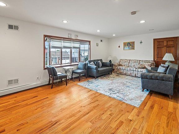 4th image of 233 Van Buren St Floor 1