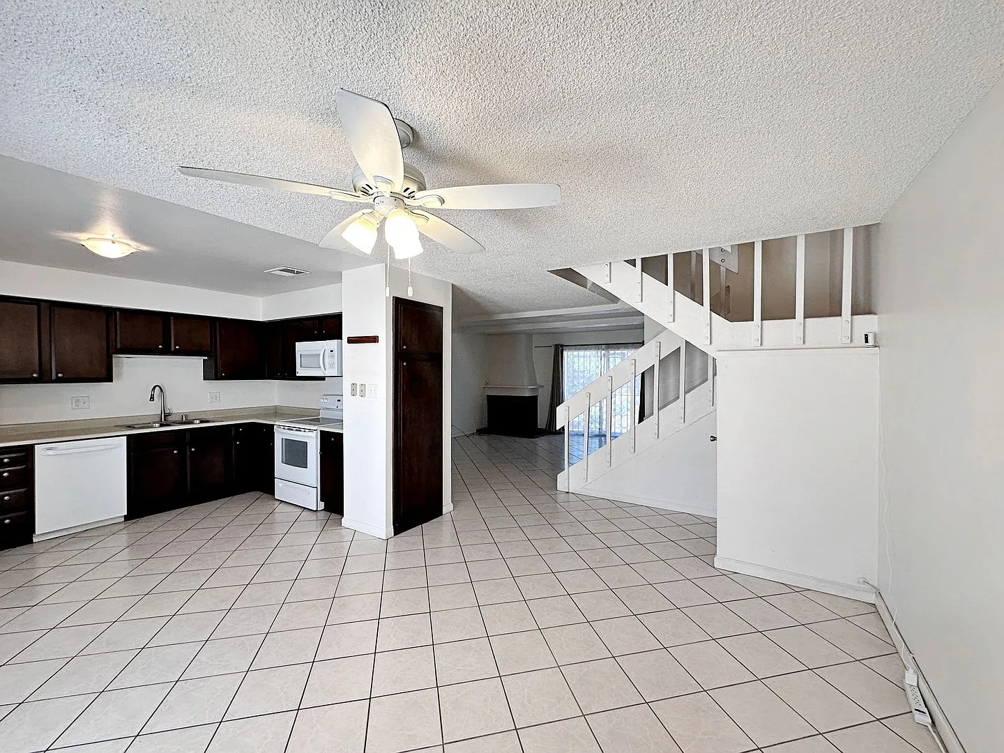 3 Bedroom 2.5 Bath Townhome - 1 Week Free Rent — Photo 4