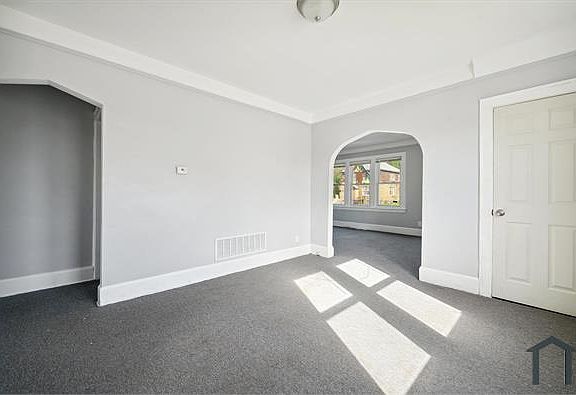 3rd image of 15260 Evanston Ave #15260