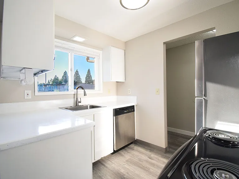 Newly Updated Single Level 2 Bedroom Apt in SE Portland! — Photo 7