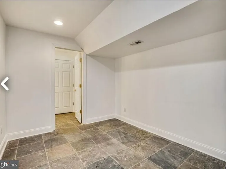 111 E Cross St — Photo 24