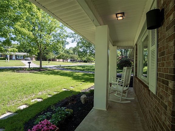4th image of 634 Middle Park Dr