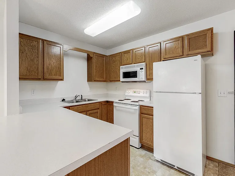 Platinum Valley Apartments — Photo 43