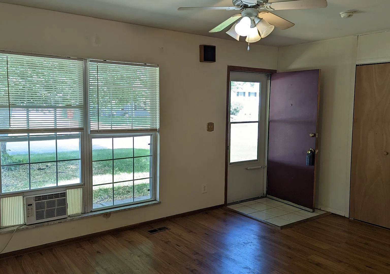 3 Bed 2 bath home located near shopping, schools, and parks — Photo 2