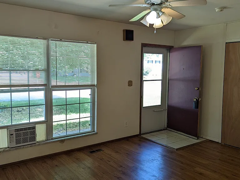 810 Maplepark Dr — Photo 2