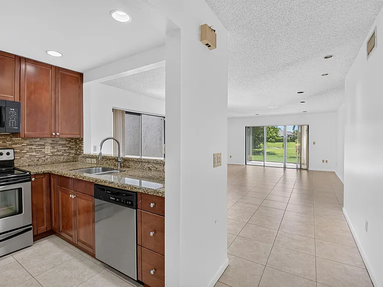 9264 Vista Del Lago #A — Photo 7